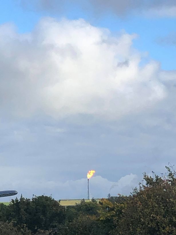 Die schottischen Bewohner wurden durch Poltern und leuchtend orangefarbenes Licht geweckt, nachdem sie in der Chemiefabrik Fife ungeplant geflammt waren